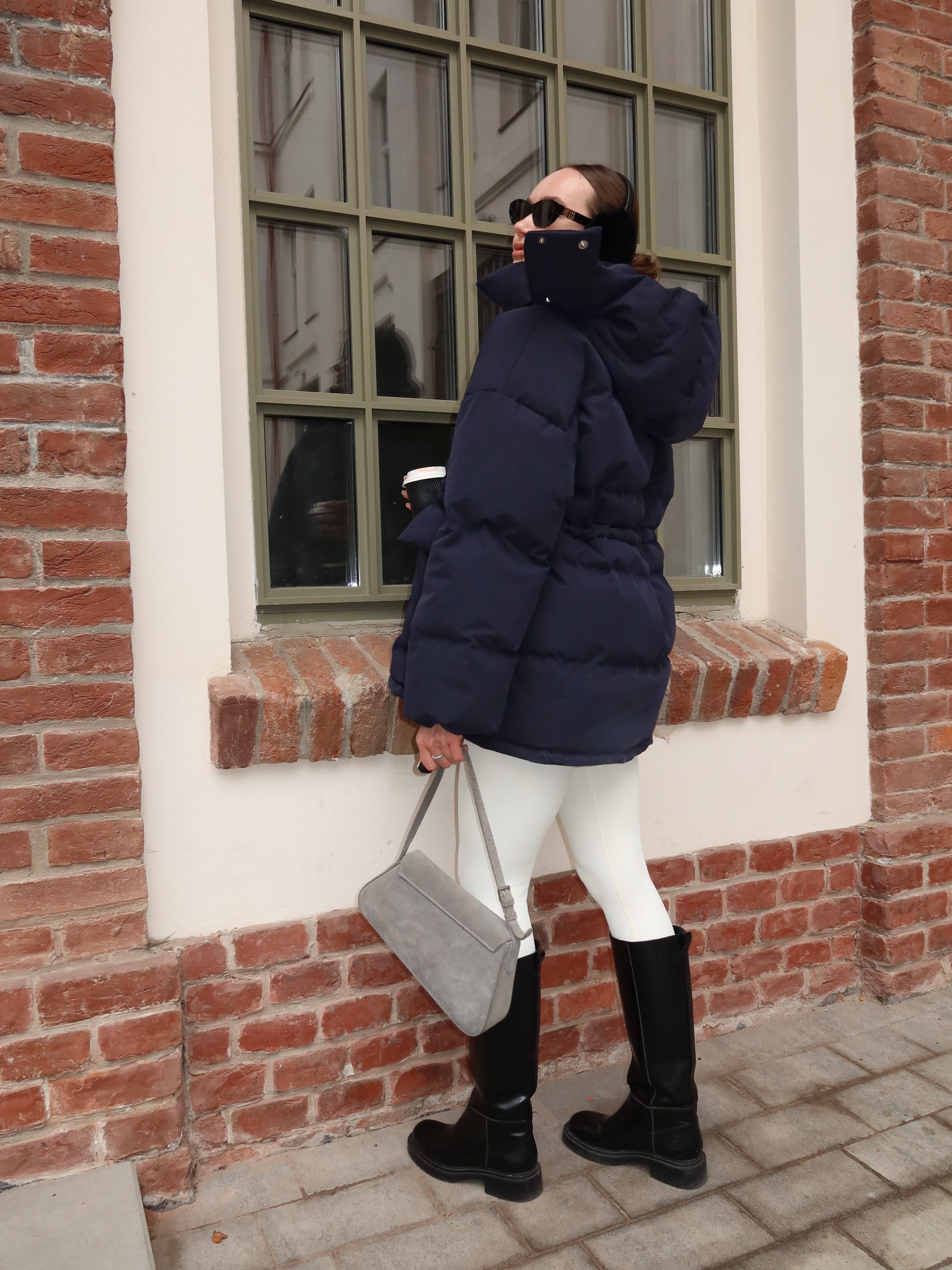 Пуховик з затяжками синій