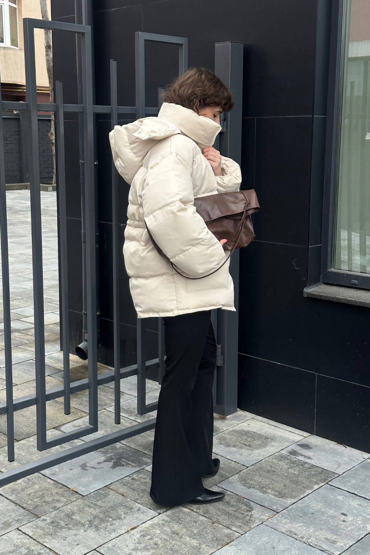 Пуховик з затяжками молочний