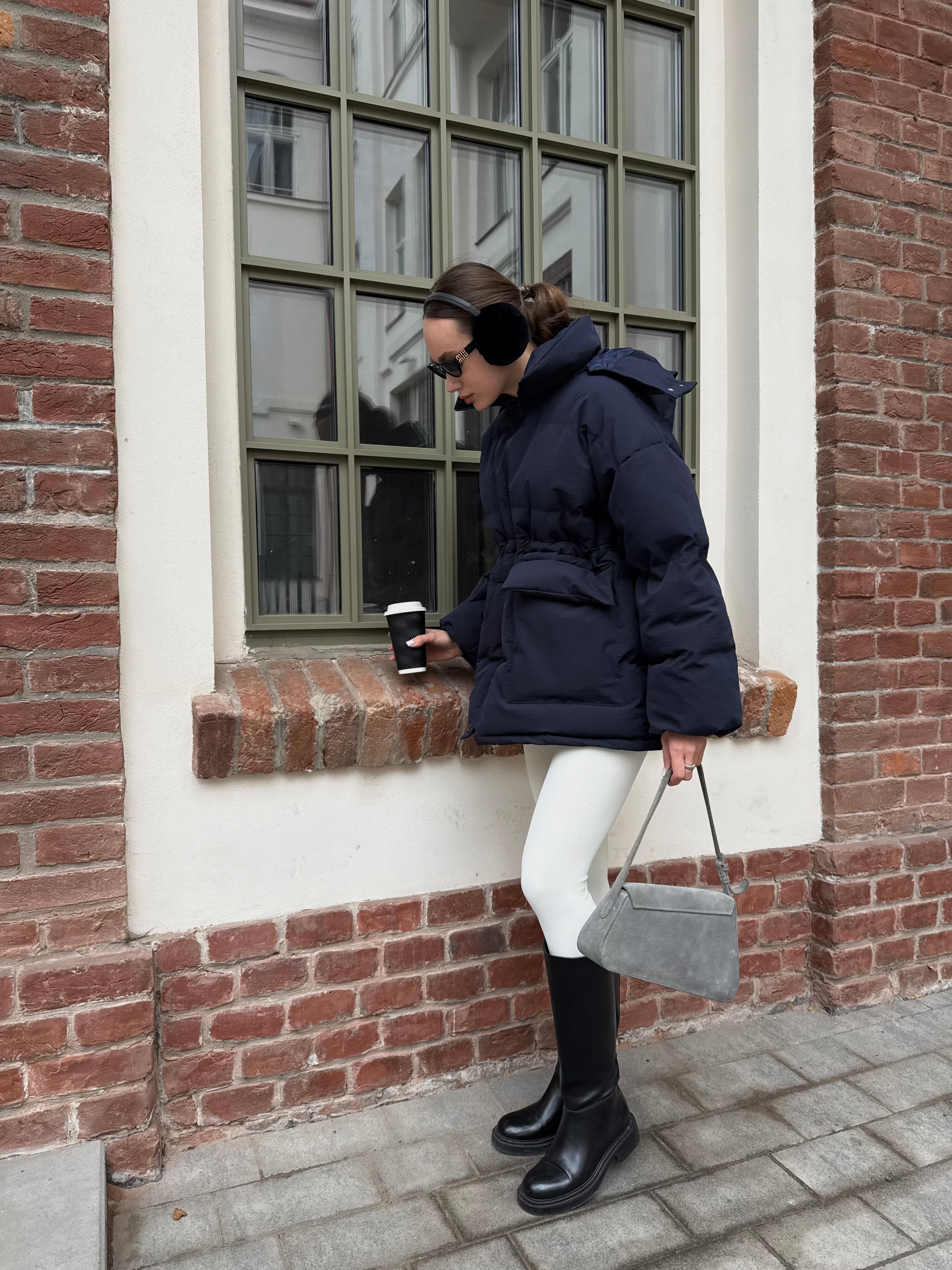 Пуховик з затяжками синій