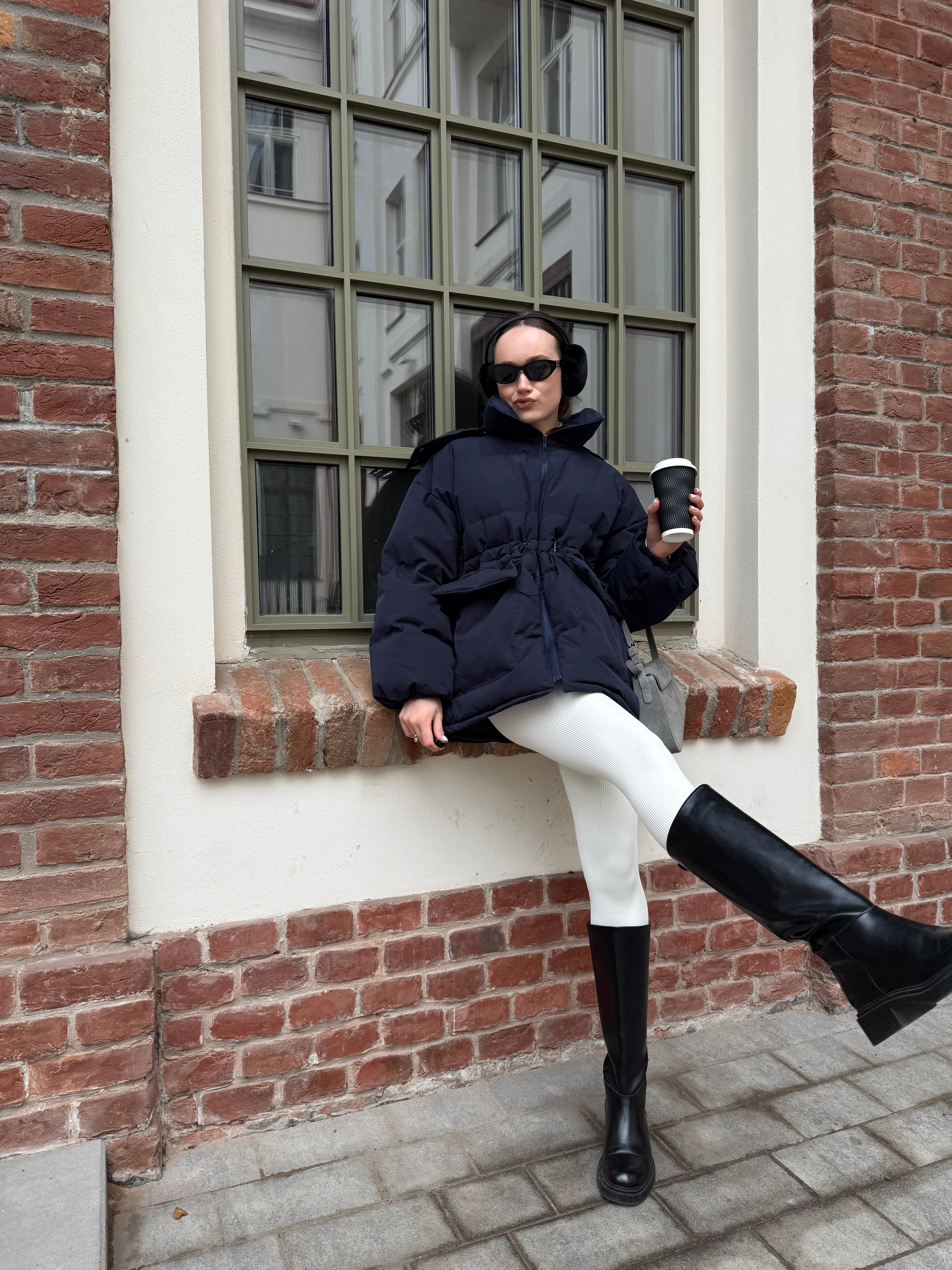 Пуховик з затяжками синій