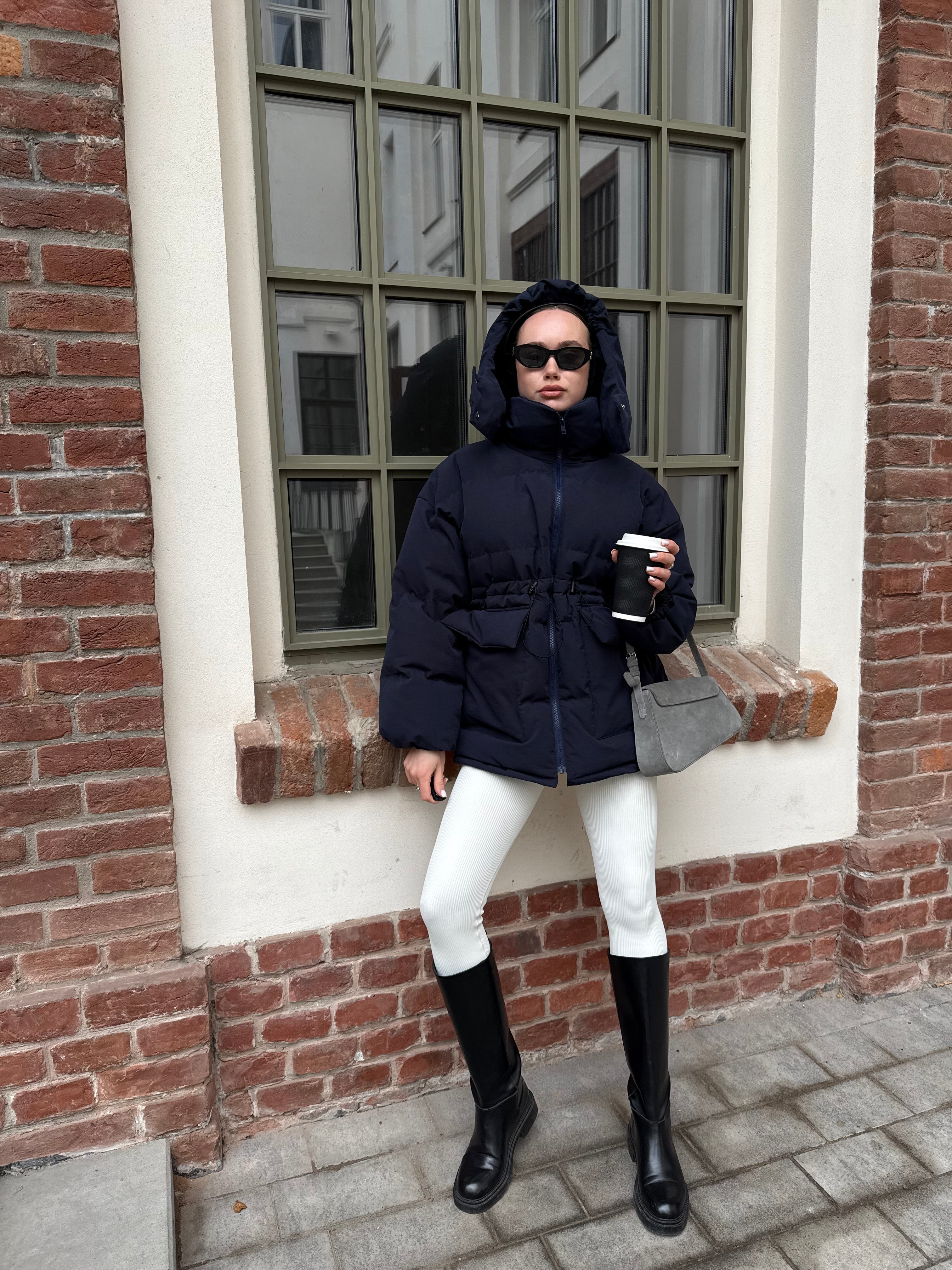 Пуховик з затяжками синій