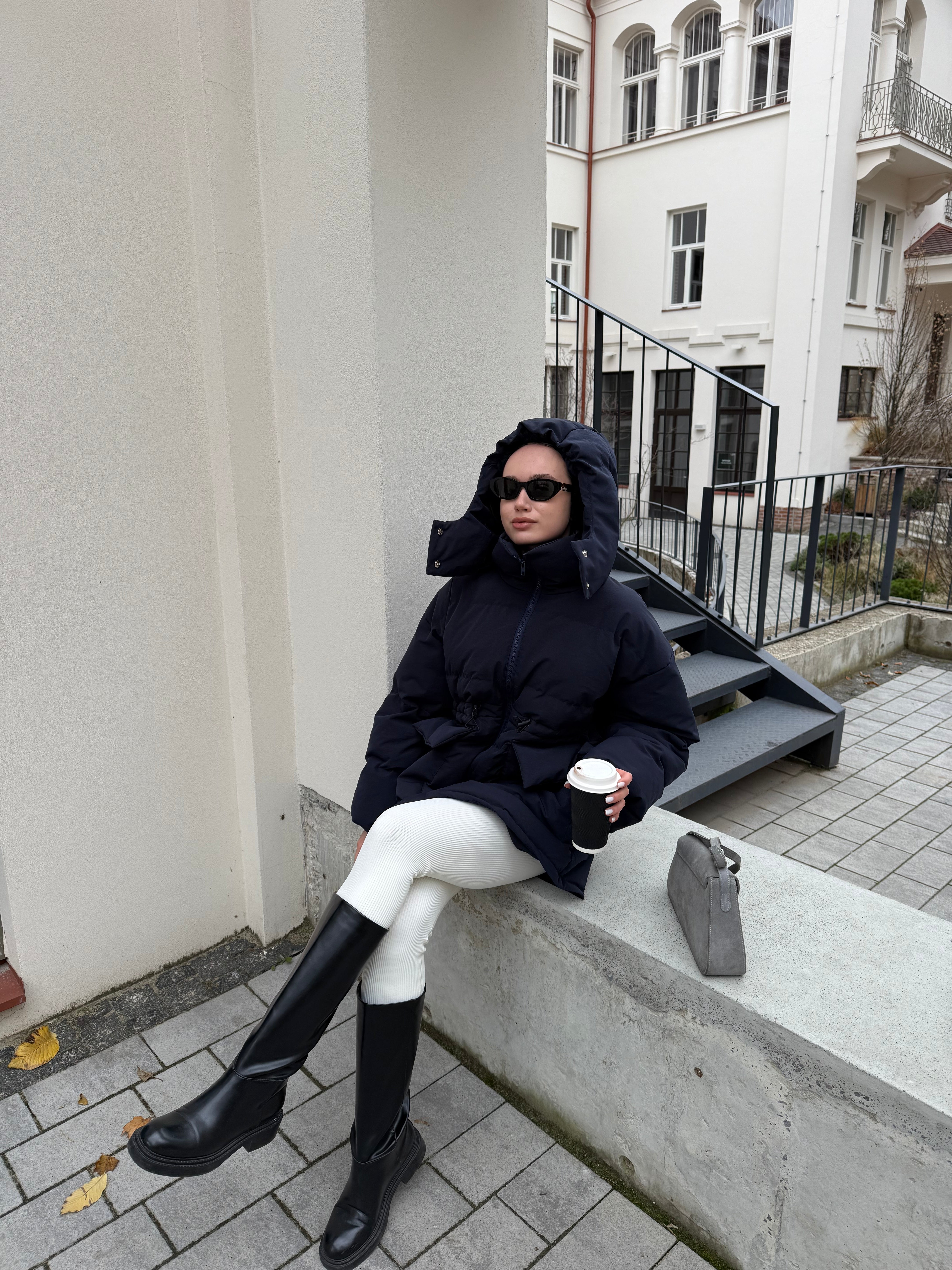 Пуховик з затяжками синій