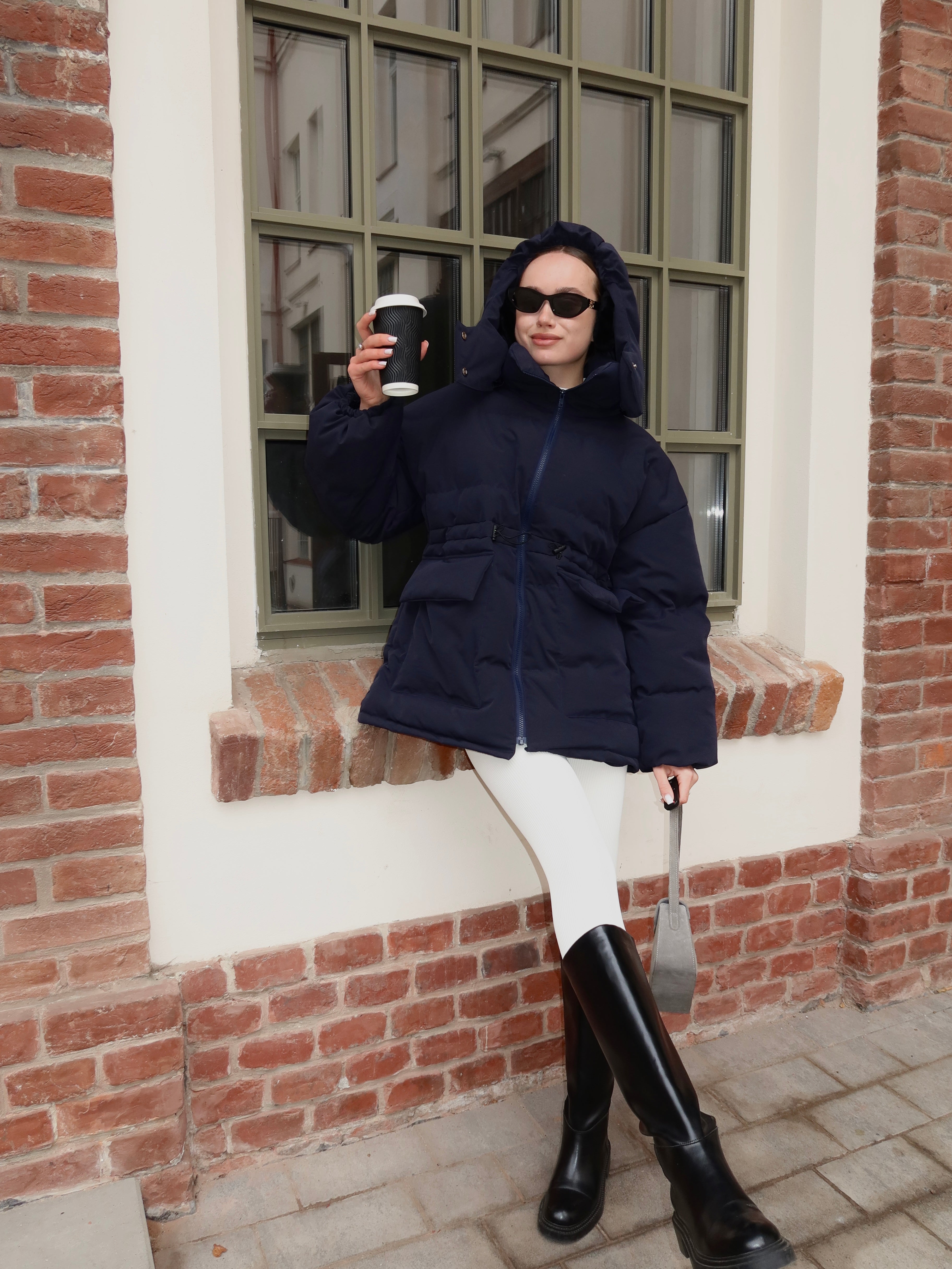 Пуховик з затяжками синій